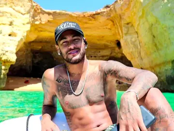 Neymar 'preocupado' por su futuro: descansa en una playa en Portugal tras un concierto Neymar 'preocupado' por su futuro: descansa en una playa en Portugal tras un concierto