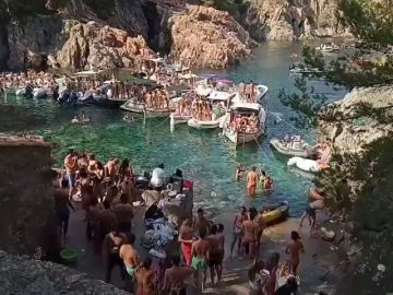 Decenas de jóvenes y varias embarcaciones celebran un 'macrobotellón' en una cala de Calella de Palafrugell