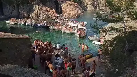 Decenas de jóvenes y varias embarcaciones celebran un 'macrobotellón' en una cala de Calella de Palafrugell Decenas de jóvenes y varias embarcaciones celebran un 'macrobotellón' en una cala de Calella de Palafrugell