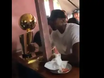 Ibaka en el restaurante de el Congo Ibaka en el restaurante de el Congo