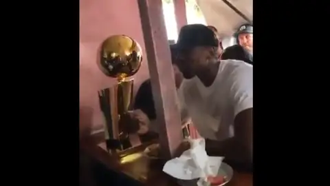 Ibaka en el restaurante de el Congo Ibaka en el restaurante de el Congo