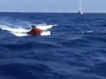 Los delfines escoltan al 'Astral', el barco que salva a los refugiados del Mediterráneo Los delfines escoltan al 'Astral', el barco que salva a los refugiados del Mediterráneo