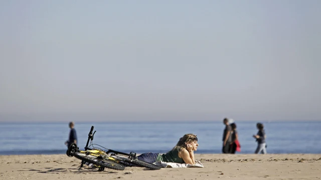 Una chica toma el sol en la Playa de la Malvarrosa (Valencia) Una chica toma el sol en la Playa de la Malvarrosa (Valencia)