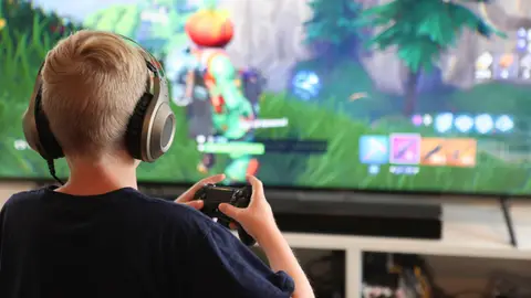 Un niño juega a Fortnite Un niño juega a Fortnite