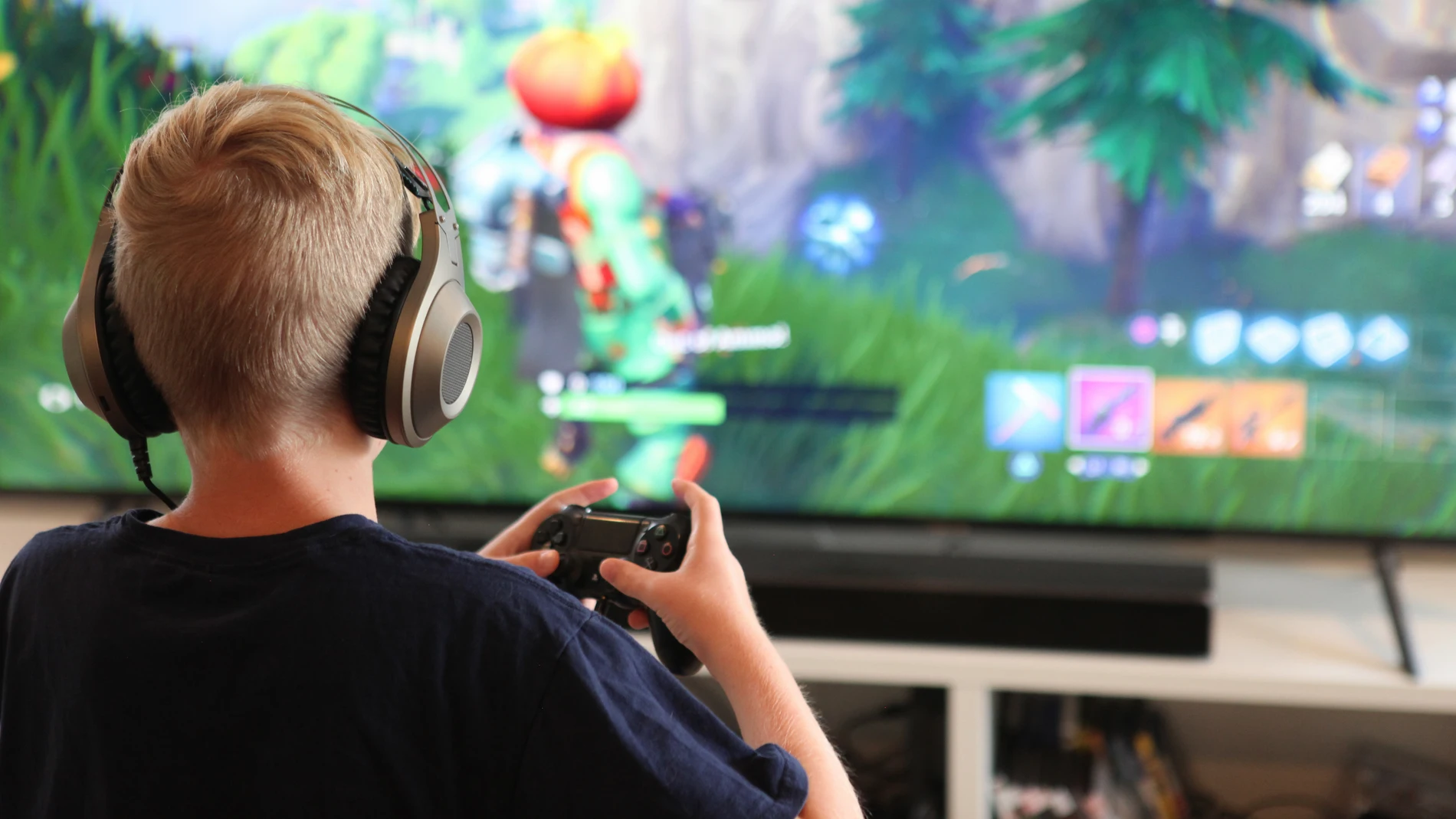 Un niño juega a Fortnite Un niño juega a Fortnite