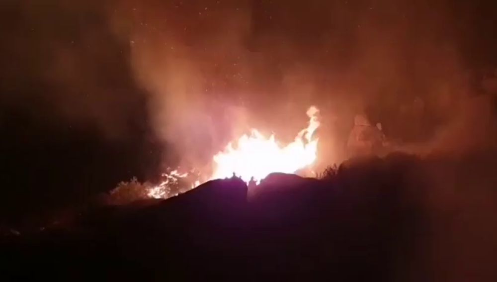 Diez medios aéreos trabajan para extinguir el incendio de Navalacruz, en Ávila