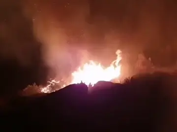Diez medios aéreos trabajan para extinguir el incendio de Navalacruz, en Ávila Diez medios aéreos trabajan para extinguir el incendio de Navalacruz, en Ávila