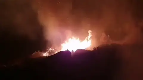Diez medios aéreos trabajan para extinguir el incendio de Navalacruz, en Ávila Diez medios aéreos trabajan para extinguir el incendio de Navalacruz, en Ávila