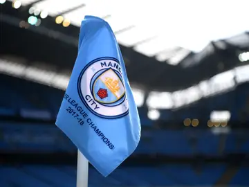 La bandera del Manchester City en el Etihad Stadium La bandera del Manchester City en el Etihad Stadium