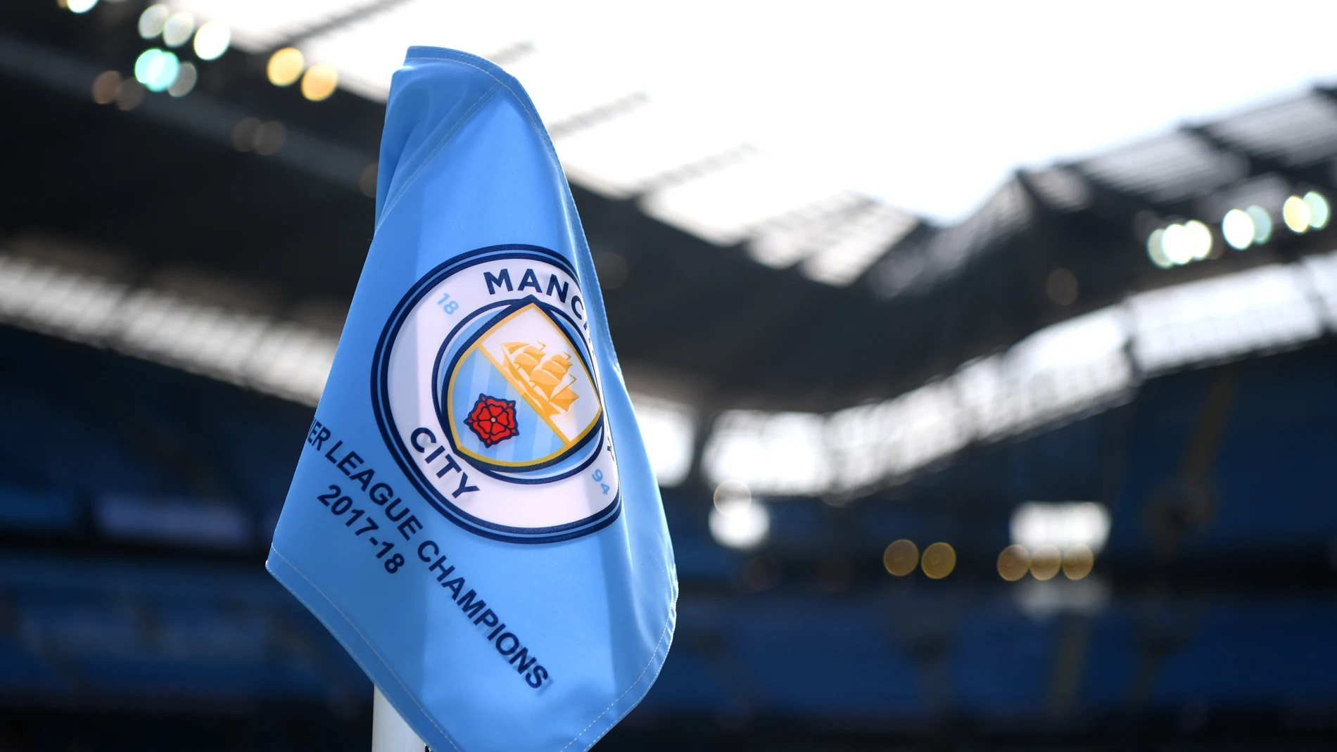 La bandera del Manchester City en el Etihad Stadium La bandera del Manchester City en el Etihad Stadium