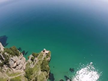 Las increíbles vistas del Faro del Caballo grabadas en pleno vuelo en paracaídas 