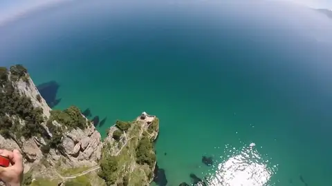 Las increíbles vistas del Faro del Caballo grabadas en pleno vuelo en paracaídas Las increíbles vistas del Faro del Caballo grabadas en pleno vuelo en paracaídas