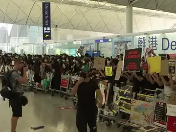 Los manifestantes vuelven a provocar la parálisis del aeropuerto de Hong Kong Los manifestantes vuelven a provocar la parálisis del aeropuerto de Hong Kong