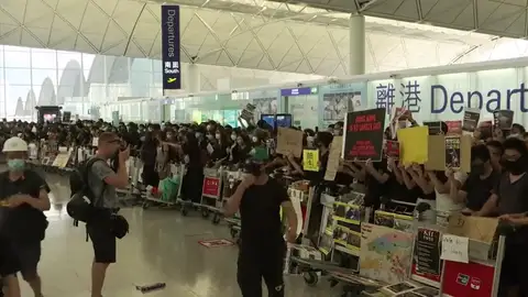 Los manifestantes vuelven a provocar la parálisis del aeropuerto de Hong Kong Los manifestantes vuelven a provocar la parálisis del aeropuerto de Hong Kong