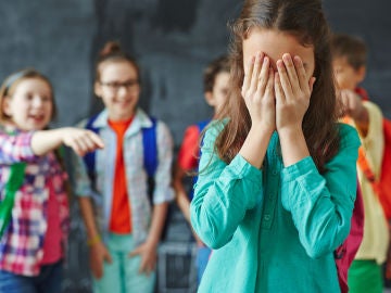 Niña sufriendo bullying Niña sufriendo bullying