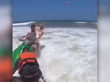 Novia se cae de una moto acuática Novia se cae de una moto acuática