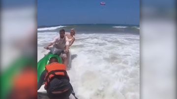 Novia se cae de una moto acuática Novia se cae de una moto acuática