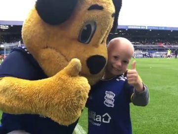 El emotivo homenaje del Birmingham City a un pequeño de 6 años superviviente de un tumor cerebral 