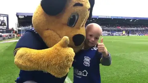 El emotivo homenaje del Birmingham City a un pequeño de 6 años superviviente de un tumor cerebral El emotivo homenaje del Birmingham City a un pequeño de 6 años superviviente de un tumor cerebral