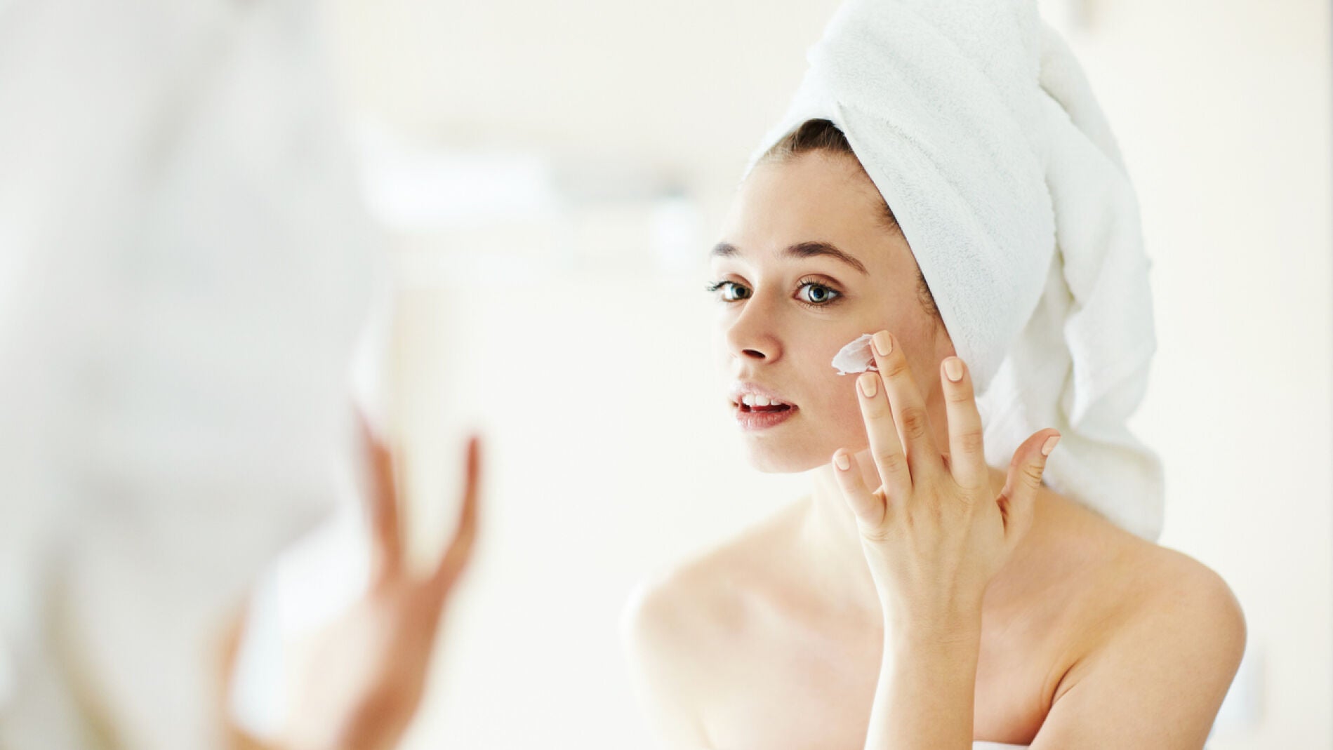 Aplicando crema en el rostro