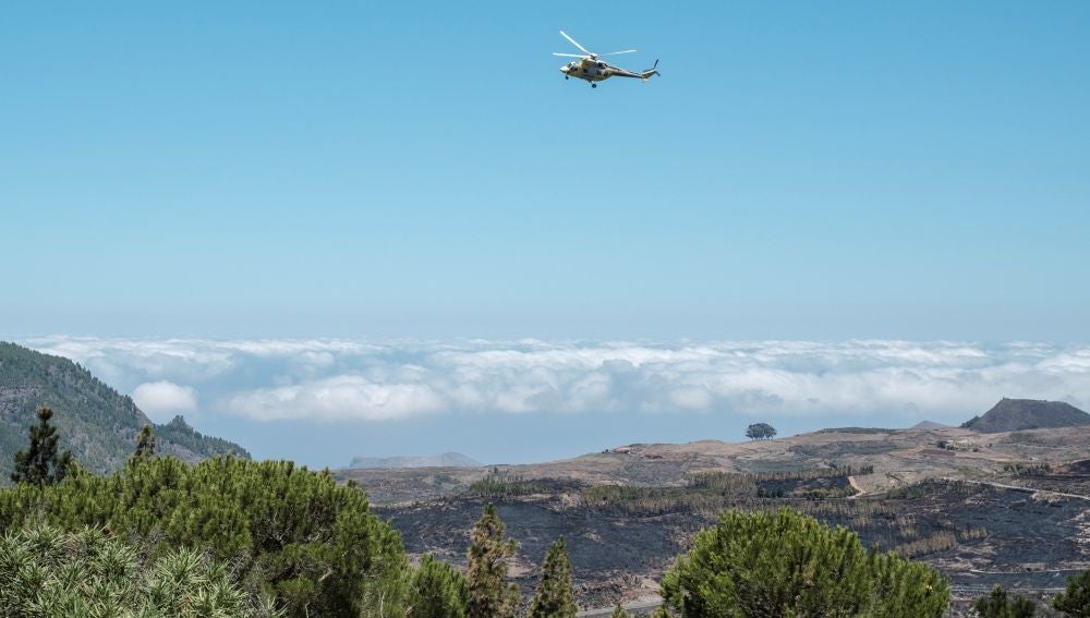 Un helicóptero del Gobierno de Canarias sobrevuela una de las zonas afectadas por el incendio 