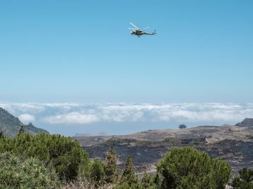 Un helicóptero del Gobierno de Canarias sobrevuela una de las zonas afectadas por el incendio 