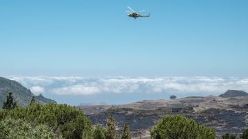 Un helicóptero del Gobierno de Canarias sobrevuela una de las zonas afectadas por el incendio 