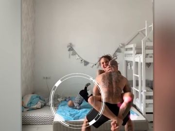 Un niño de dos años se lanza al vacío mientras sus padres graban una acrobacia