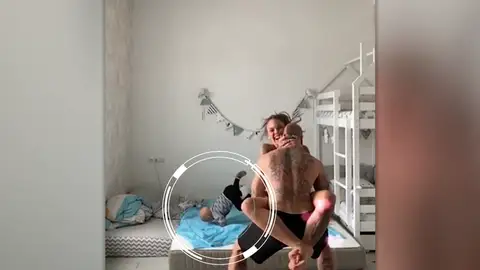 Un niño de dos años se lanza al vacío mientras sus padres graban una acrobacia Un niño de dos años se lanza al vacío mientras sus padres graban una acrobacia