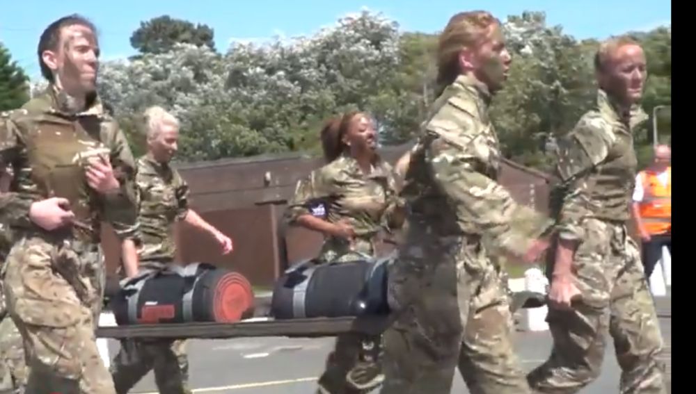 Entrenamiento militar del Liverpool femenino 