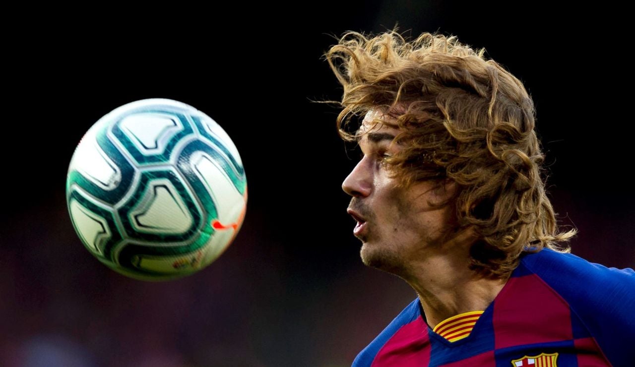 Griezmann mira fijamente al balón Griezmann mira fijamente al balón