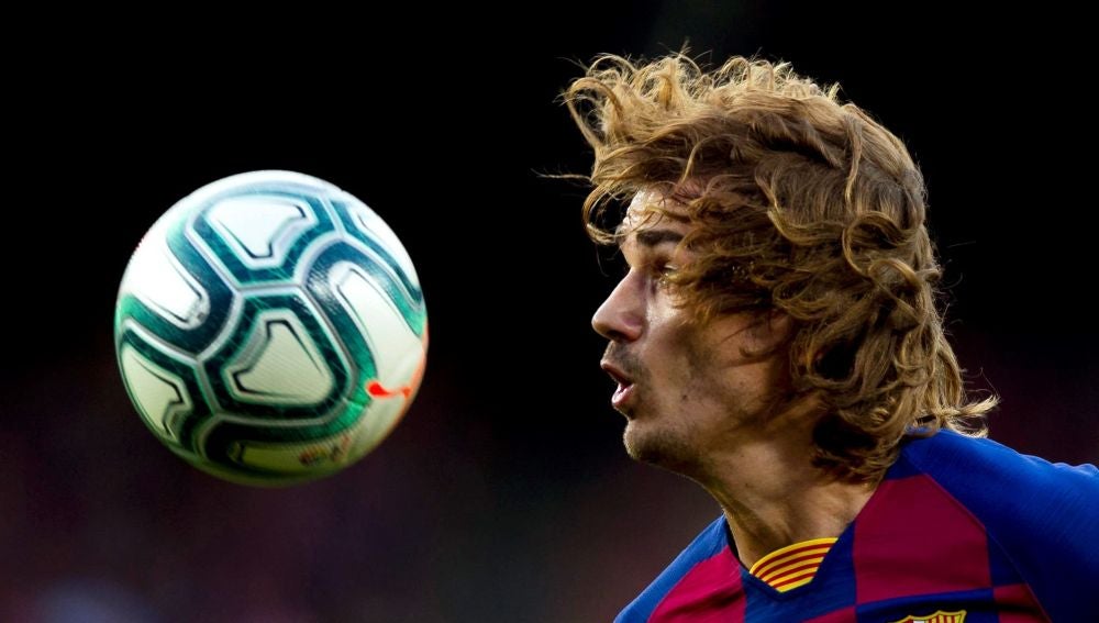 Griezmann mira fijamente al balón