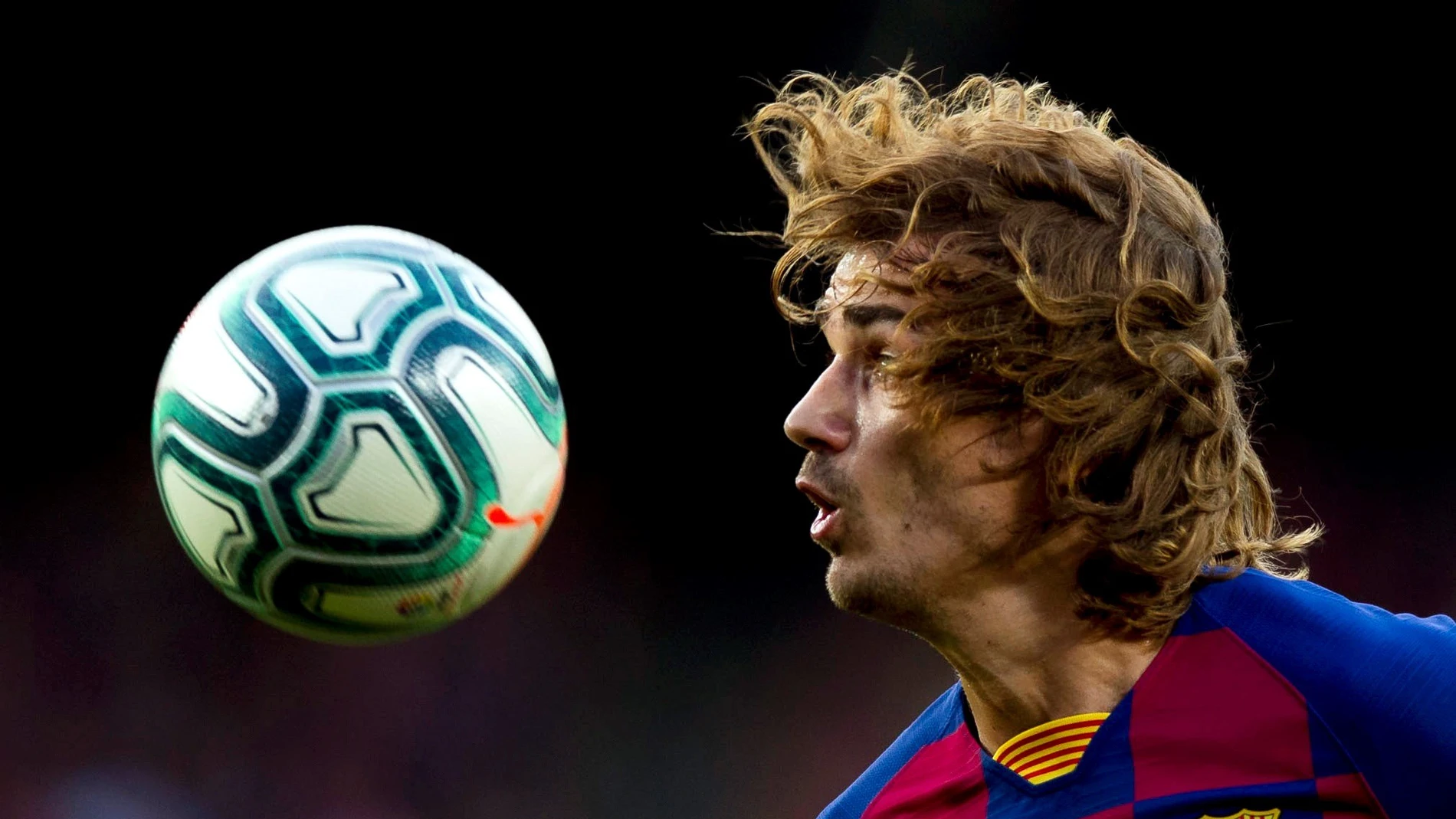 Griezmann mira fijamente al balón Griezmann mira fijamente al balón