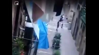 Graban un robo con cuchillo a un turista inglés en El Raval de Barcelona