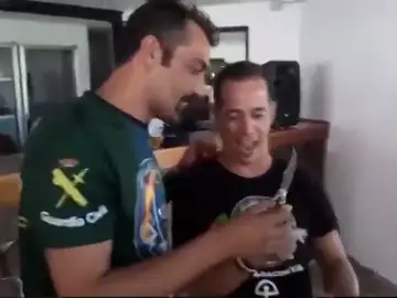 "La cantidad de gente que voy a asesinar con esto", las palabras de un agente de Jusapol cuando le regalan una navaja "La cantidad de gente que voy a asesinar con esto", las palabras de un agente de Jusapol cuando le regalan una navaja