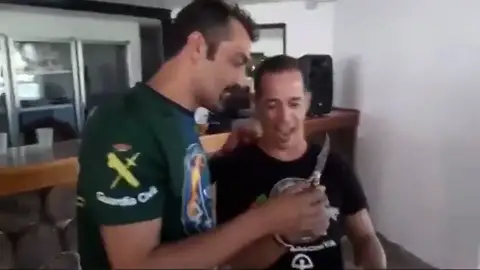 "La cantidad de gente que voy a asesinar con esto", las palabras de un agente de Jusapol cuando le regalan una navaja "La cantidad de gente que voy a asesinar con esto", las palabras de un agente de Jusapol cuando le regalan una navaja