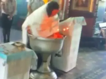 La Iglesia suspende al sacerdote que ofició el violento bautizo que ha dado la vuelta al mundo La Iglesia suspende al sacerdote que ofició el violento bautizo que ha dado la vuelta al mundo