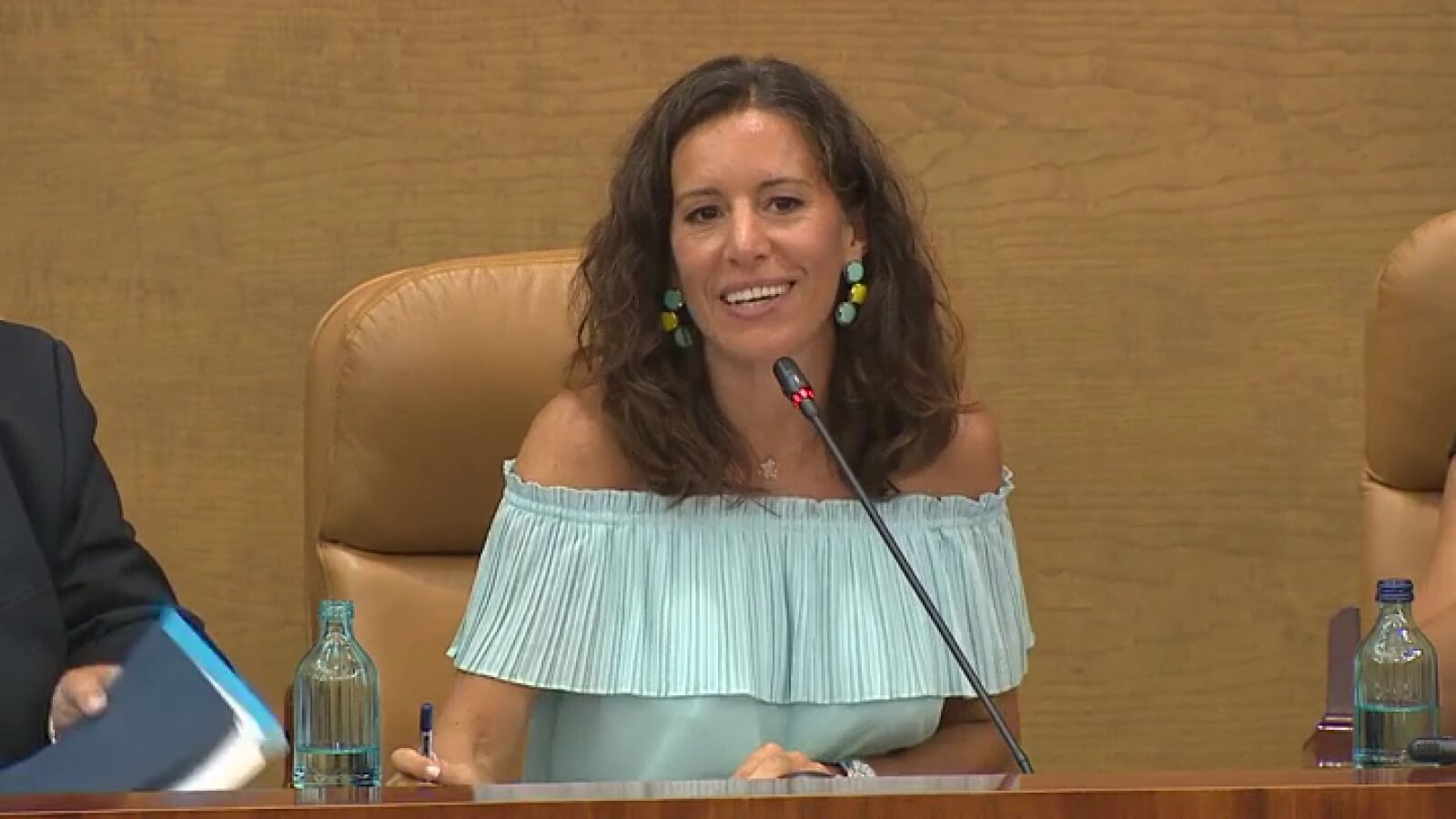 La secretaria primera de la mesa de la Asamblea de Madrid comete un error y se le olvida nombrar a cuatro diputados