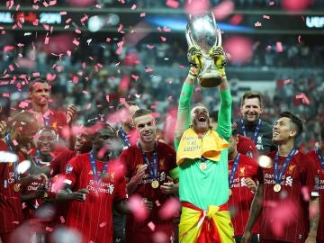 Adrián levanta la Supercopa de Europa lograda por el Liverpool