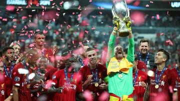Adrián levanta la Supercopa de Europa lograda por el Liverpool