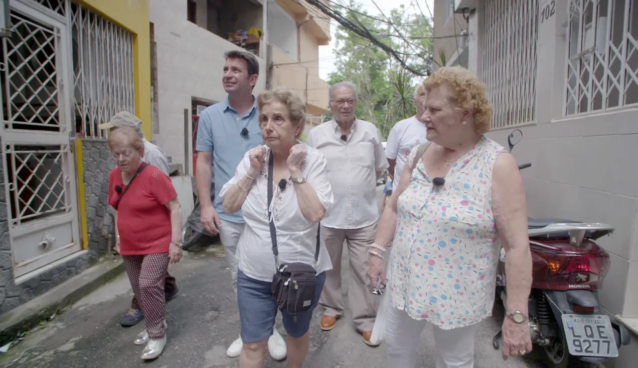 María Luisa, emocionada al comprobar que los niños son felices pese a la precariedad en una favela de Río de Janeiro