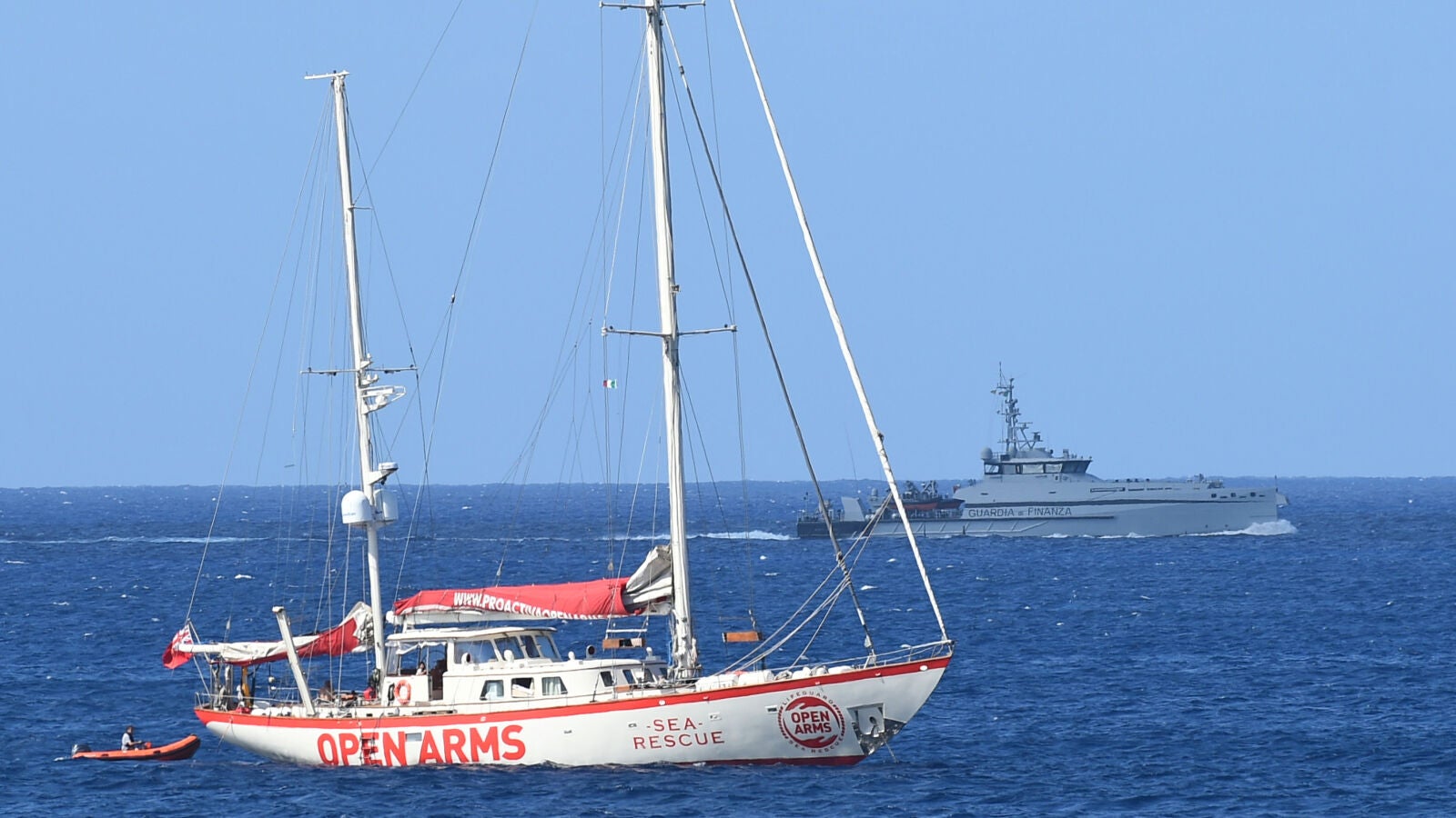 El Open Arms fondea aguas italianas a la espera de obtener permiso para entrar en un puerto