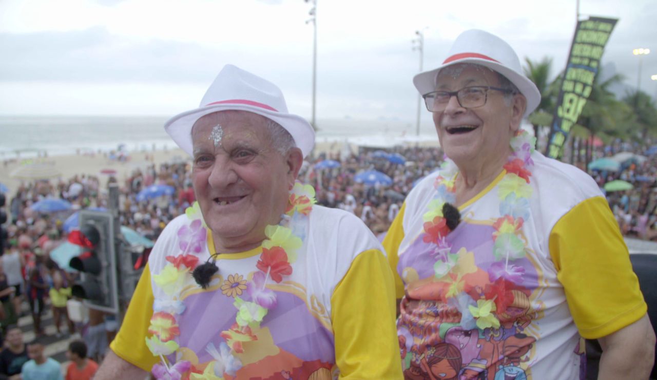Los viajeros viven a sus 80 la fiesta de sus vidas en el Carnaval de R&iacute;o de Janeiro