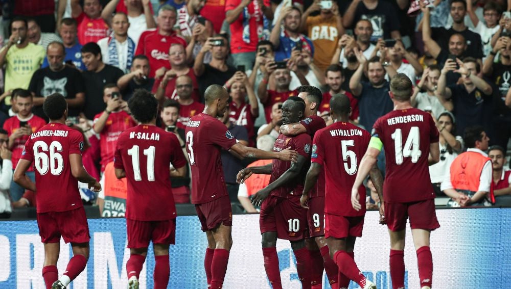 Jugadores del Liverpool celebran un gol