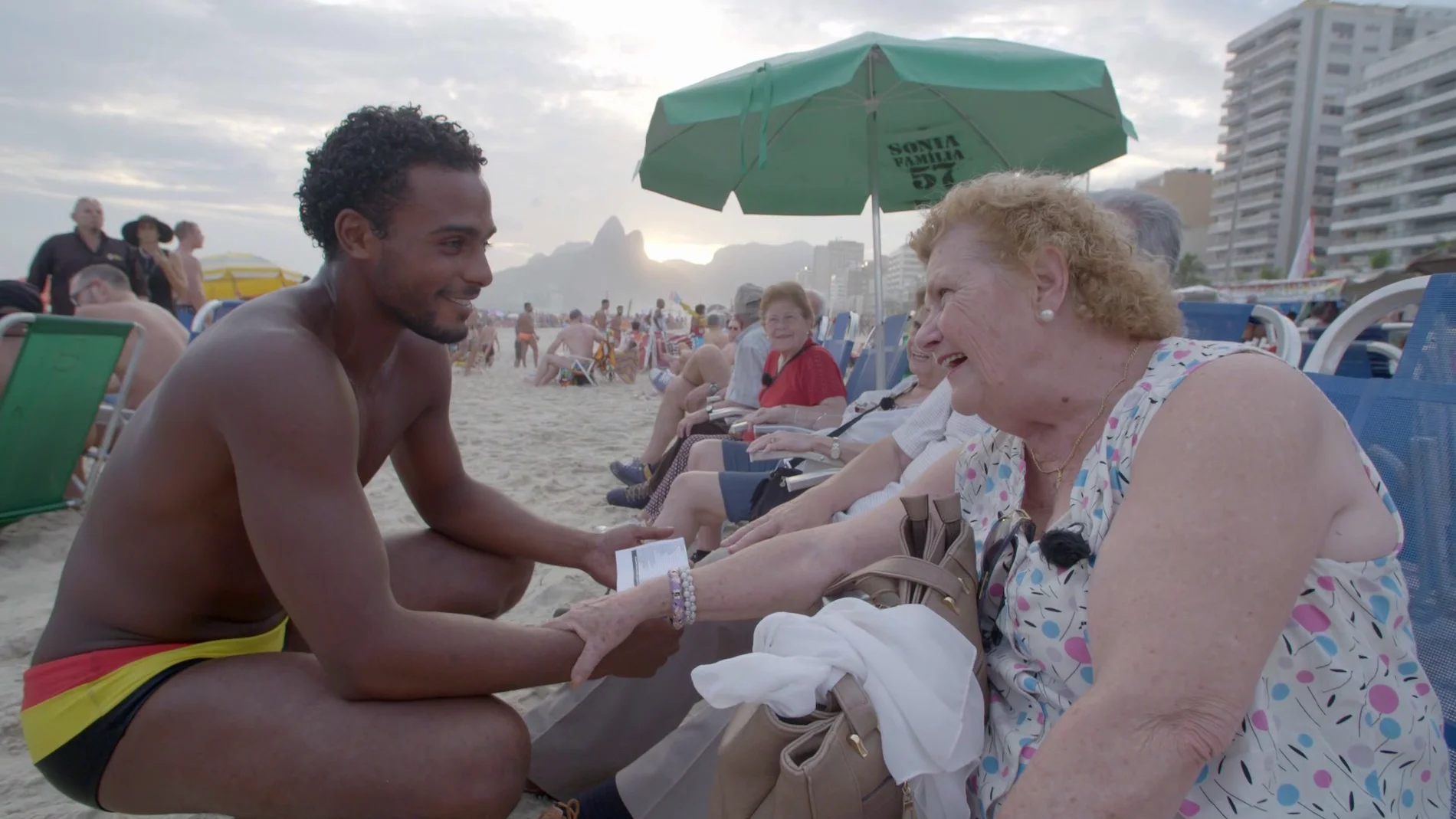 La sorpresa de María con un guapo camarero en la playa de Ipanema al piropearle… pero descubrir que es gay
