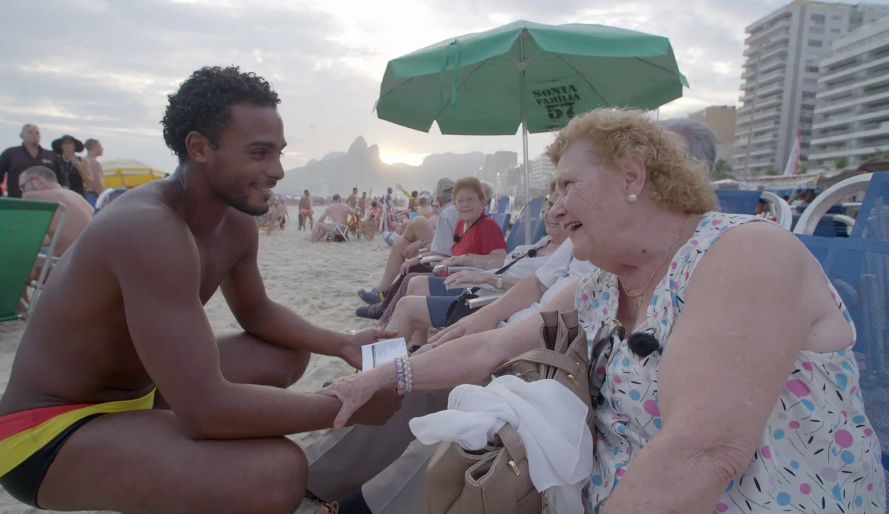 La sorpresa de María con un guapo camarero en la playa de Ipanema al piropearle… pero descubrir que es gay