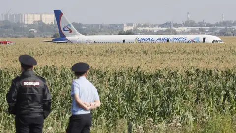 Un Airbus 321 aterriza de panza en un campo de maíz en las afueras de Moscú Un Airbus 321 aterriza de panza en un campo de maíz en las afueras de Moscú