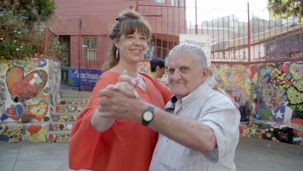 Un chapuzón en el Pacífico, una clase de tango y un concierto de Raphael, así ha sido la experiencia de los viajeros de 'Por el mundo a los 80' en Chile