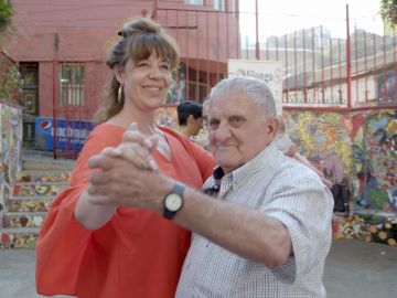 Un chapuzón en el Pacífico, una clase de tango y un concierto de Raphael, así ha sido la experiencia de los viajeros de 'Por el mundo a los 80' en Chile Un chapuzón en el Pacífico, una clase de tango y un concierto de Raphael, así ha sido la experiencia de los viajeros de 'Por el mundo a los 80' en Chile