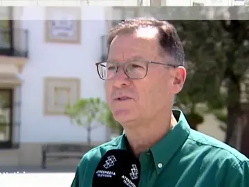 El alcalde de Burguillos, en Sevilla, obligado a patrullar las calles porque el 80% de los policías están de baja El alcalde de Burguillos, en Sevilla, obligado a patrullar las calles porque el 80% de los policías están de baja